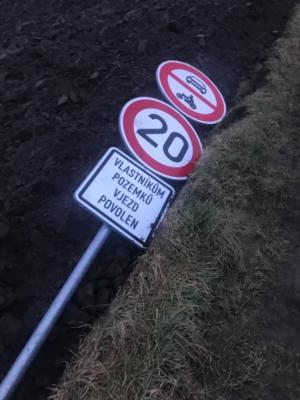 Poškození dopravní značky polní cesta směr Dubňany   